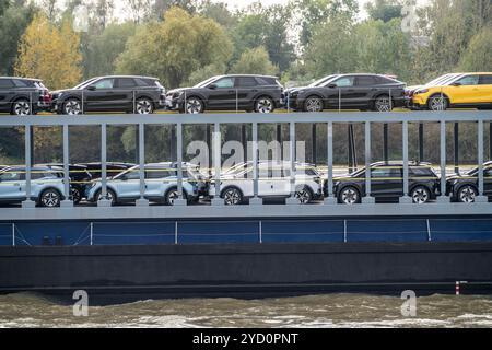 Der Autotransporter Forenso am Rhein bei Rees bringt Ford Explorer E-Cars vom Kölner Ford Werk in die Seehäfen der Niederlande Stockfoto