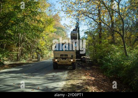 Soldaten, die dem U.S. Army National Guard Training Center Garrison Command und dem 278th Armored Cavalry Regiment und der 194th Engineer Brigade der Tennessee Army National Guard zugeteilt sind, setzen ihre Hilfsmaßnahmen am 24. Oktober 2024 im Cocke County (Tennessee) fort. Diese Task Force setzt Planierraupen, Kipper, Kettensägen, Kompaktlader und andere Geräte ein, um Schmutz zu entfernen. (Foto der Nationalgarde der US-Armee von PFC. Landon Evans) Stockfoto