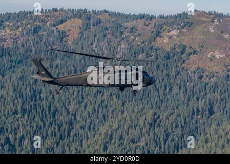 Die Piloten der Idaho Army National Guard 183 fliegen am 5. Oktober 2024 mit einem UH-60 Black Falk über Idahos wunderschöne Landschaften. (Foto der U.S. Air National Guard von Meister Sgt. Becky Vanshur) Stockfoto