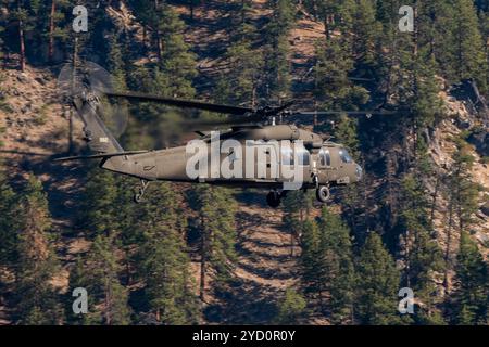 Die Piloten der Idaho Army National Guard 183 fliegen am 5. Oktober 2024 mit einem UH-60 Black Falk über Idahos wunderschöne Landschaften. (Foto der U.S. Air National Guard von Meister Sgt. Becky Vanshur) Stockfoto