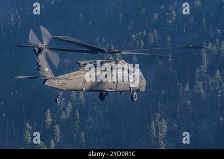 Die Piloten der Idaho Army National Guard 183 fliegen am 5. Oktober 2024 mit einem UH-60 Black Falk über Idahos wunderschöne Landschaften. (Foto der U.S. Air National Guard von Meister Sgt. Becky Vanshur) Stockfoto