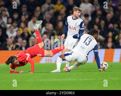 London, Großbritannien. Oktober 2024. London, England - 24. Oktober: XAZ Seiya Maikuma (links) wird 2024/25 am 24. Oktober 2024 im Tottenham Hotspur Stadium in London im Tottenham Hotspur Stadium im Tottenham Hotspur Stadion (rechts) angegriffen. (David Horton/SPP) Credit: SPP Sport Press Photo. /Alamy Live News Stockfoto