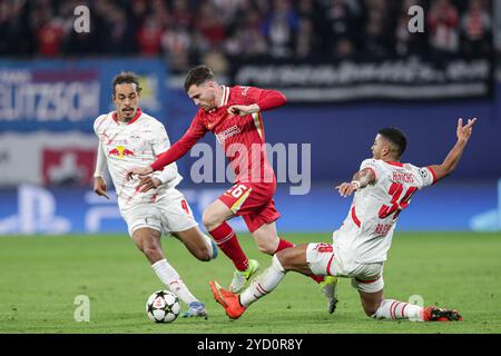 Yussuf Poulsen vom RB Leipzig (L), Andrew Robertson vom FC Liverpool (C) und Benjamin Henrichs vom RB Leipzig (R) wurden während des UEFA Champions League-Spiels zwischen RB Leipzig und FC Liverpool in der Red Bull Arena gesehen. Endergebnis; RB Leipzig 0:1 FC Liverpool. Stockfoto