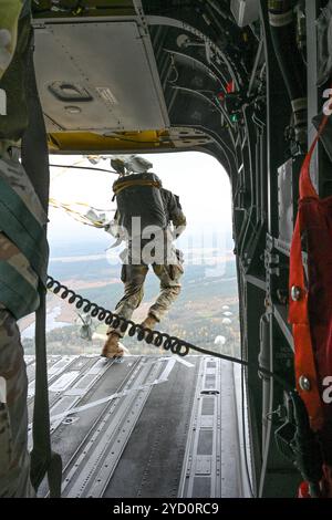 Fallschirmjäger der US-Armee, die der 173. Luftlandebrigade zugeteilt sind, führen eine Luftlandeoperation mit Unterstützung der 12. Kampfluftbrigade CH-47 Chinooks im Grafenwoehr-Trainingsgebiet des 7. Armee-Trainings-Kommandos, Deutschland, am 23. Oktober 2024 durch. Die 173rd Airborne Brigade ist die US-Armee-Notfalltruppe in Europa und stellt schnell einsatzfähige Truppen für die europäischen, afrikanischen und zentralen Kommandobereiche der Vereinigten Staaten zur Verfügung. Die Brigade ist in Italien und Deutschland stationiert und trainiert routinemäßig zusammen mit NATO-Verbündeten und -Partnern, um Partnerschaften aufzubauen und die Allianz zu stärken. Stockfoto