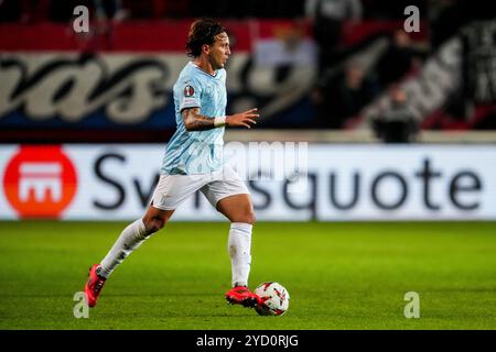 Enschede, Niederlande. Oktober 2024. ENSCHEDE, NIEDERLANDE - 24. OKTOBER: Luca Pellegrini von SS Lazio dribbelt mit dem Ball während des Spiels der UEFA Europa League 2024/25 League Phase MD3 zwischen dem FC Twente und S.S. Lazio im FC Twente Stadium am 24. Oktober 2024 in Enschede, Niederlande. (Foto: Rene Nijhuis/MB Media) Credit: MB Media Solutions/Alamy Live News Stockfoto