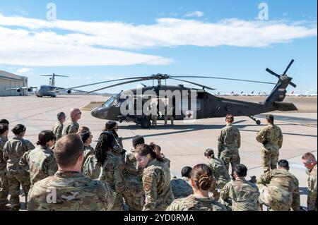 Die 944th Fighter Wing Reserve Citizen Airmen und die Nationalgarde der Arizona Army treffen sich zum Medevac-Training mit einem UH-60 Black Hawk Hubschrauber am Goodyear Phoenix Airport, Goodyear, Ariz., 19. Oktober 2024. Das Training ist Teil der Vorbereitung auf die Übung Desert Hammer 25-1 im November, die sich auf die kalte und heiße Belastung von Patienten konzentriert. (Foto der U.S. Air Force von Senior Airman Alexis Orozco) Stockfoto