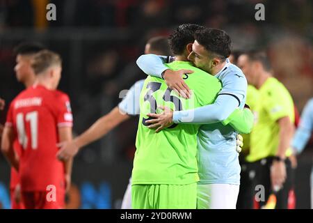 ENSCHEDE - (l-r), SS-Lazio-Torhüter Christos Mandas und Mario Gila von SS Lazio feiern den Sieg nach dem Spiel der UEFA Europa League zwischen dem FC Twente und S.S. Lazio Roma im Stadion de Grolsch Veste am 24. Oktober 2024 in Enschede, Niederlande. ANP | Hollandse Hoogte | GERRIT VAN KEULEN Stockfoto