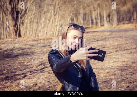 Ein Mädchen macht einen selfie. Junge schöne Mädchen. Mädchen mit blondem Haar Stockfoto