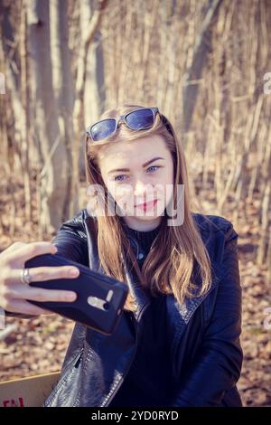 Ein Mädchen macht einen selfie. Junge schöne Mädchen. Mädchen mit blondem Haar Stockfoto