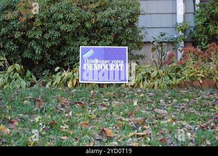 Rutherford, New Jersey, USA - 24. Oktober 2024: Politisches Rasenschild vor den US-Präsidentschaftswahlen 2024, in dem es heißt: "Dieses Haus stimmt DEMOKRAT". Stockfoto