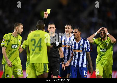 Porto, Portugal. Oktober 2024. Dragao-Stadion, Europa League 2024/2025, FC Porto gegen Hoffenheim; Schiedsrichter Damian Sylwestrzak (POL) zeigt eine gelbe Karte gegen Stanley N’Soki aus Hoffenheim während des Spiels der UEFA Europa League 2024/2025 zwischen dem FC Porto und Hoffenheim im Dragao-Stadion in Porto am 24. Oktober 2024. Foto: Daniel Castro/DiaEsportivo/Alamy Live News Credit: DiaEsportivo/Alamy Live News Stockfoto