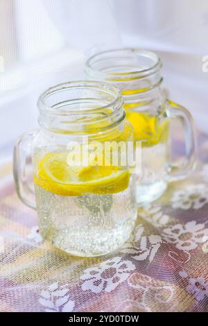 Gläser mit hausgemachter lemon Limonade. kalt trinken. Kohlensäurehaltige Getränke Stockfoto