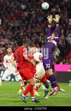 MÜNCHEN, DEUTSCHLAND - 19. OKTOBER: Alexander Nuebel vom VFB Stuttgart im Einsatz beim Bundesliga-Spiel zwischen dem FC Bayern München und dem VfB Stuttgart am 19. Oktober 2024 in München. © diebilderwelt / Alamy Stock Stockfoto