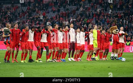 MÜNCHEN, DEUTSCHLAND - 19. OKTOBER: Die Spieler des FC Bayern feiern mit den Fans nach dem Sieg ihrer Mannschaft das Bundesliga-Spiel zwischen dem FC Bayern München und dem VfB Stuttgart in der Allianz Arena am 19. Oktober 2024 in München. © diebilderwelt / Alamy Stock Stockfoto