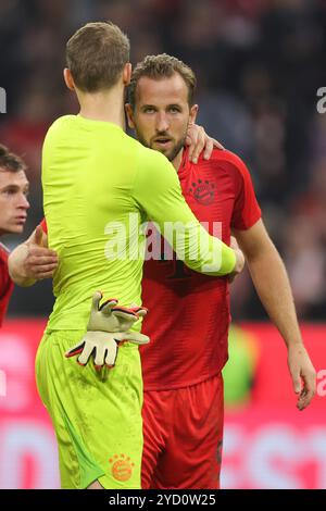 MÜNCHEN, DEUTSCHLAND - 19. OKTOBER: Harry Kane von Bayern München feiert mit Manuel neuer von Bayern München nach dem Sieg der Bundesliga zwischen dem FC Bayern München und dem VfB Stuttgart in der Allianz Arena am 19. Oktober 2024 in München. © diebilderwelt / Alamy Stock Stockfoto