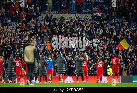 Ibrox Stadium, Glasgow, Großbritannien. Oktober 2024. UEFA Europa League Football, Rangers versus FCSB; FCSB-Fans applaudieren den Spielern Credit: Action Plus Sports/Alamy Live News Stockfoto