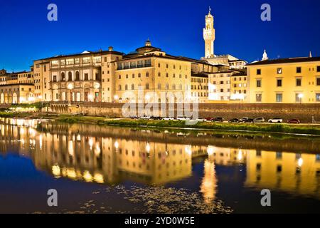 Arno River Uferpromenade und Florenz Wahrzeichen Abendblick Stockfoto