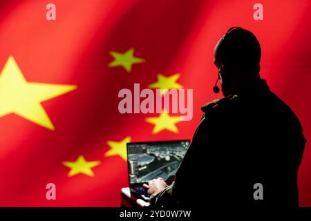 Chinesischer Soldat, der mit Radar ballistische Raketenangriffe aufspürt und allgemeine Weltraumüberwachung und Satellitenverfolgung durchführt. CCP-Agent benutzt militärische Laptop-Software, um Raketen zu verhindern Stockfoto
