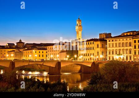 Arno River Uferpromenade und Florenz Wahrzeichen Abendblick Stockfoto