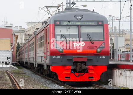 Der Zug am Bahnhof. Russische Eisenbahn. Der Zug wartet auf Passagiere. 29. April 2018, Russland, St. Petersburg, Ostsee S Stockfoto