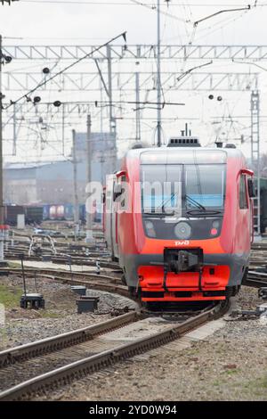 Der Zug am Bahnhof. Russische Eisenbahn. Der Zug wartet auf Passagiere. 29. April 2018, Russland, St. Petersburg, Ostsee S Stockfoto