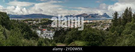 Mit Blick auf die Stadt Bodo fängt dieser Panoramablick das atemberaubende Zusammenspiel von Bergen, Wasser und Wolken ein und unterstreicht die natürliche Schönheit von Stockfoto