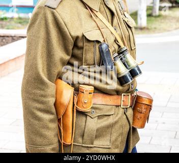 Vintage Leder Holster, Ferngläser und andere Munition auf den Riemen. Retro Uniform der russischen Armee während des Russischen Bürgerkriegs 1918 Stockfoto