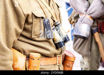 Vintage Leder Holster, Ferngläser und andere Munition auf den Riemen. Retro Uniform der russischen Armee während des Russischen Bürgerkriegs 1918 Stockfoto