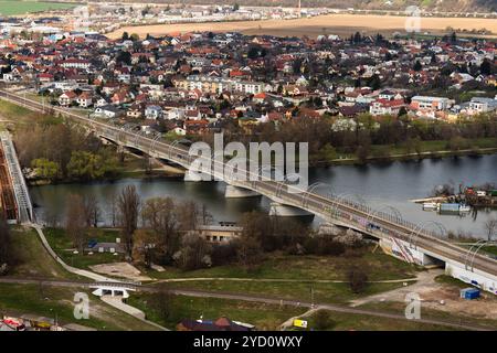 Blick auf den Fluss Vah und die Eisenbahnbrücke in Trencin, Slowakei. Stockfoto