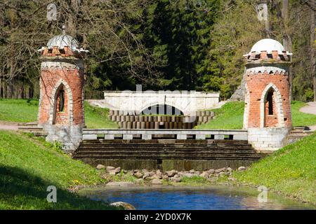 Brücke im Frühling im Park. Brücken Russland. Park Russland. Die alte Brücke. Den Fluss überqueren Stockfoto