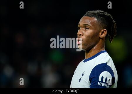 London, Großbritannien. Oktober 2024. London, England, 24. Oktober 2024: Destiny Udogie (13 Tottenham Hotspur) beim Spiel der UEFA Europa League zwischen Tottenham Hotspur und AZ Alkmaar im Tottenham Hotspur Stadium in London. (Pedro Porru/SPP) Credit: SPP Sport Press Photo. /Alamy Live News Stockfoto