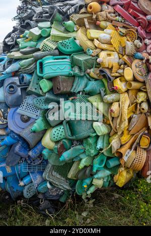 Fischförmige Skulptur aus recyceltem Müll von Yodogawa Technique am Kai im Hafen von UNO Japan Stockfoto