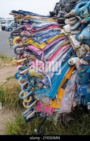 Fischförmige Skulptur aus recyceltem Müll von Yodogawa Technique am Kai im Hafen von UNO Japan Stockfoto