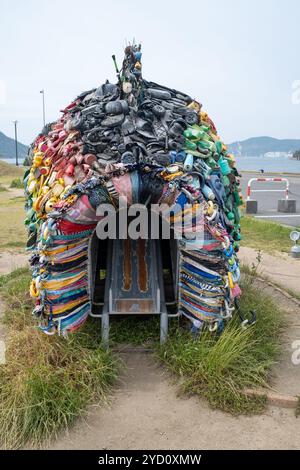 Fischförmige Skulptur aus recyceltem Müll von Yodogawa Technique am Kai im Hafen von UNO Japan Stockfoto