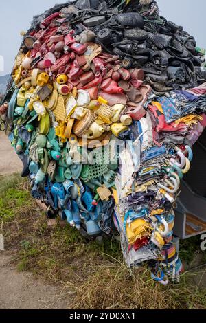 Fischförmige Skulptur aus recyceltem Müll von Yodogawa Technique am Kai im Hafen von UNO Japan Stockfoto