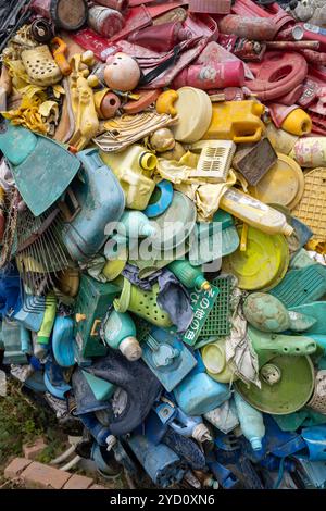 Fischförmige Skulptur aus recyceltem Müll von Yodogawa Technique am Kai im Hafen von UNO Japan Stockfoto