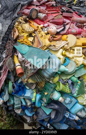 Fischförmige Skulptur aus recyceltem Müll von Yodogawa Technique am Kai im Hafen von UNO Japan Stockfoto