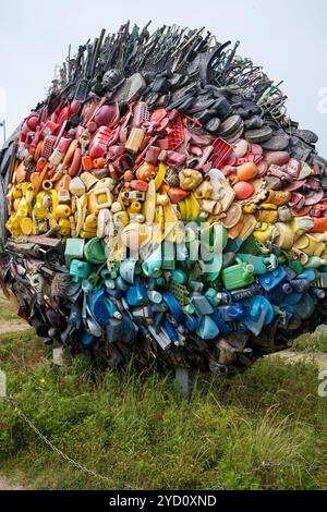 Fischförmige Skulptur aus recyceltem Müll von Yodogawa Technique am Kai im Hafen von UNO Japan Stockfoto