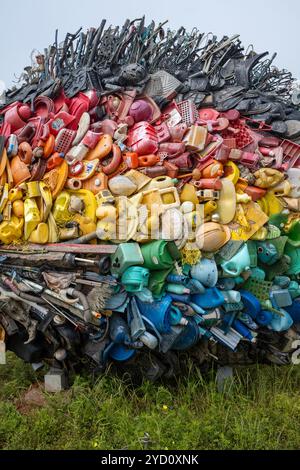 Fischförmige Skulptur aus recyceltem Müll von Yodogawa Technique am Kai im Hafen von UNO Japan Stockfoto