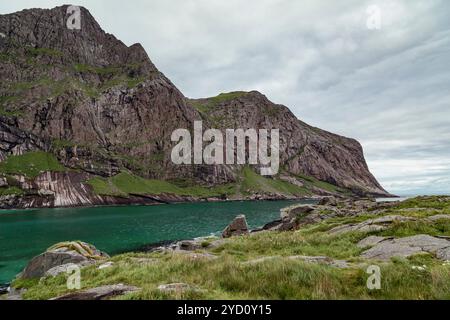 Erleben Sie die atemberaubende natürliche Schönheit von Bunes Beach auf den Lofoten Islands, mit dramatischen Klippen und ruhigen türkisfarbenen Gewässern, ideal zum Wandern und Stockfoto