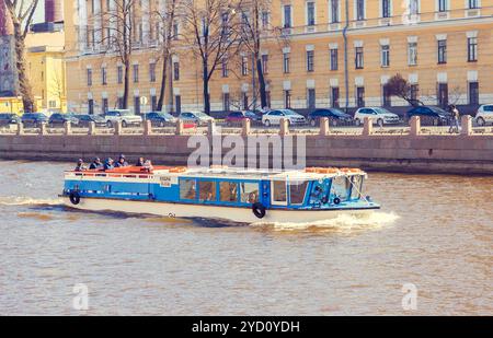 Fluss Straßenbahn auf dem Fluss. Russland, St. Petersburg, 23. April 2018 Stockfoto