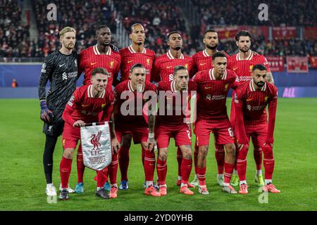 Leipzig, Deutschland. Oktober 2024. Das Team des FC Liverpool wurde während des UEFA Champions League-Spiels zwischen RB Leipzig und FC Liverpool in der Red Bull Arena gespielt. Endergebnis; RB Leipzig 0:1 FC Liverpool. (Foto: Grzegorz Wajda/SOPA Images/SIPA USA) Credit: SIPA USA/Alamy Live News Stockfoto