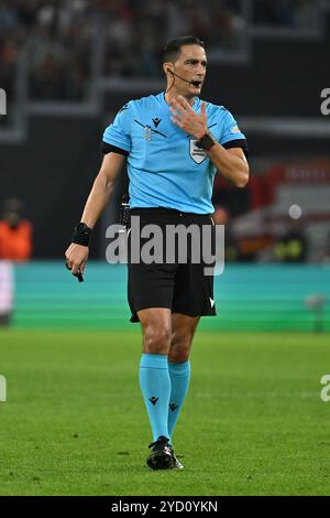 Schiedsrichter Serdar Gozubuyuk (NED) beim Spiel der UEFA Europa League 2024/25 Phase MD3 zwischen A.S. Roma und Dynamo Kiew im Olympiastadion am 24. Oktober 2024 in Rom. Stockfoto