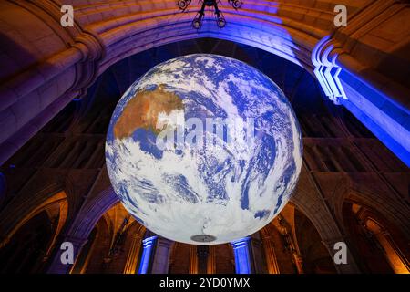 London, Großbritannien. Oktober 2024. Gaia Earth Installation in der Southwark Cathedral. Die monumentale, innen beleuchtete Skulptur kehrt in die Hauptstadt zurück. Der britische Künstler Luke Jerram möchte einen „Übersichtseffekt“ vermitteln, den Astronauten erleben, wenn sie vom Weltraum aus auf die Erde schauen. Guy Corbishley/Alamy Live News Stockfoto