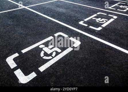 Parkplätze mit Behindertenschildern Stockfoto