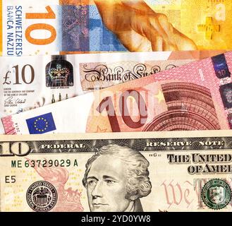 Geldhintergrund aus verschiedenen Papierwährungen Stockfoto