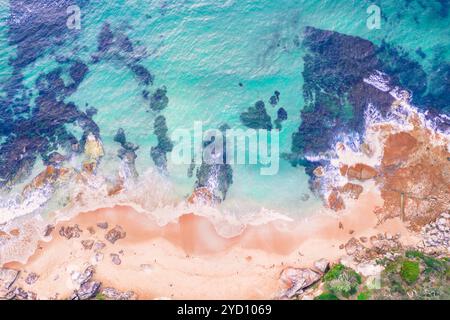 Die Küste von Cronulla aus der Vogelperspektive, herrliches Wasser, das auf die felsige Sandstrand-Bucht entlang der Küste von Cronulla gespült wird Stockfoto