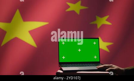 Chinesischer Soldat nutzt Militärtechnologie auf Green Screen Laptop, um Bedrohungen von Feinden zu identifizieren. Militärangehörige verwenden Software auf dem Modell-Notebook, um Informationen an die Front des Krieges zu übermitteln, Kamera B Stockfoto