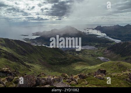 Am frühen Morgen zieht der Nebel über die atemberaubenden Lofoten-Inseln und bietet eine faszinierende Mischung aus Bergen, Seen und Küstenausblicken. Nat Stockfoto