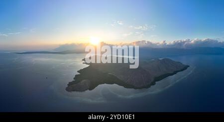 Tagesanbruch beleuchtet die malerische Insel Lembata in Indonesien. Dieses weite Gebiet innerhalb der Kleinen Sunda-Inseln ist Teil des Ring of Fire. Stockfoto